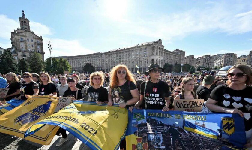 Miles de ucranianos recuerdan a las víctimas de Olenivka y reclaman más esfuerzos para liberar a los prisioneros de guerra