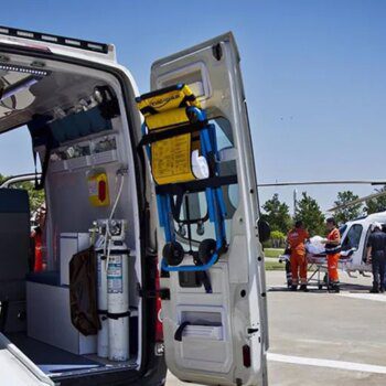 Muere un conductor al perder el control de su coche en la carretera de Almadén de la Plata