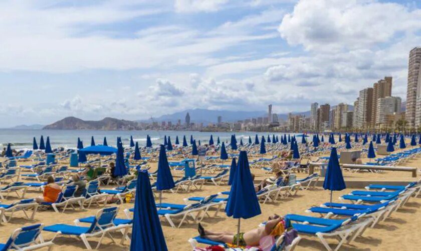 Muere un hombre de 85 años en la playa de Levante de Benidorm