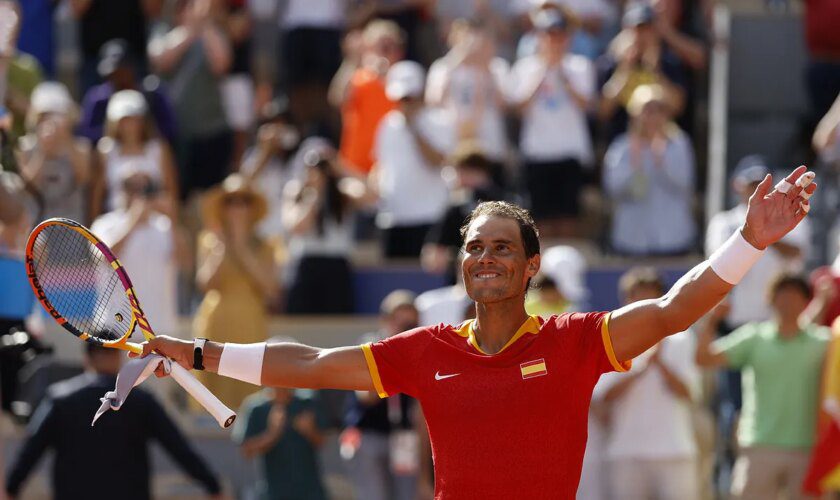 Nadal el 'parisino' sufre y avanza bajo el júbilo hacia el gran duelo con Djokovic