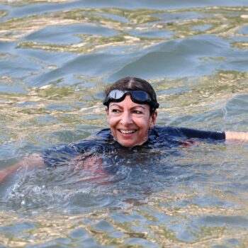 Paris mayor swims in the Seine, declares it clean for the Olympics