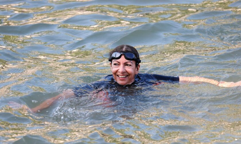 Paris mayor swims in the Seine, declares it clean for the Olympics