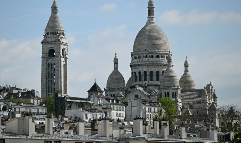 Paris: un campement de familles à la rue installé devant la mairie du 18ème arrondissement