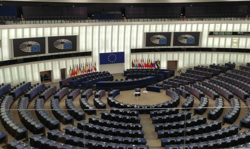 Parlement européen – Faute de présences, le siège de Jordan Bardella transformé en relais colis