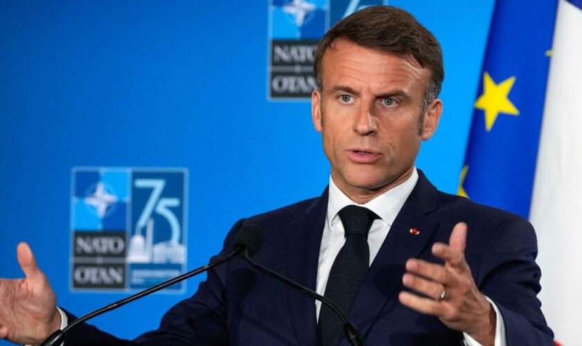 Retranché dans son pré carré, Emmanuel Macron veut rester le chef des armées