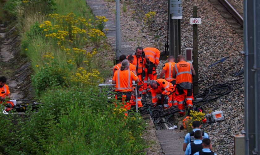 Sabotage du réseau SNCF : le ministre des transports confirme un retour à la normale «lundi matin»