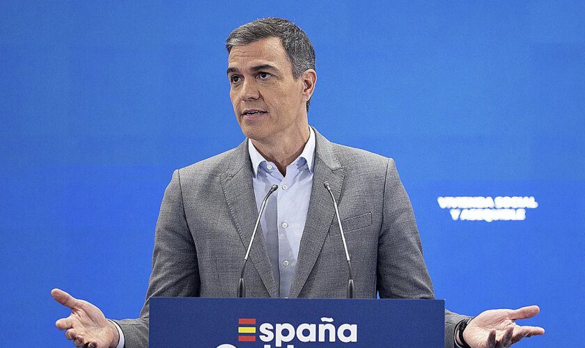 Sánchez aparenta "normalidad" pese a que el PSOE teme su imputación