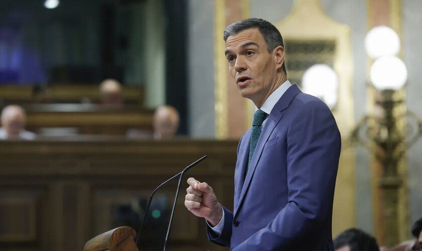 Sánchez no concreta su plan para los medios de comunicación mientras acusa a la oposición de "comprar tabloides y líneas editoriales"