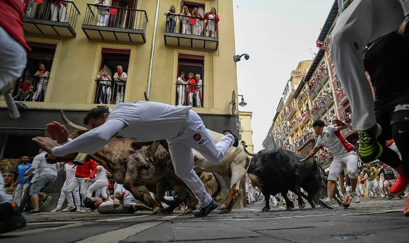 Sexto encierro de San Fermín | Los de Jandilla dejan una cornada  a un corredor veterano en Santo Domingo