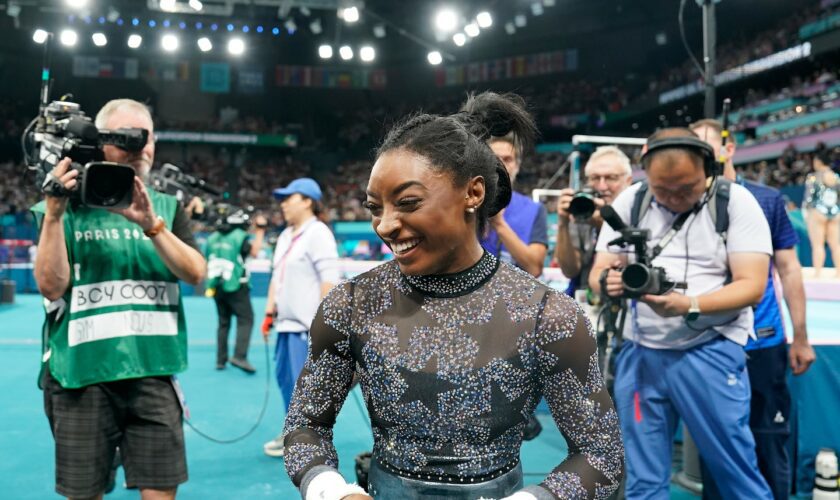 Simone Biles, after an injury scare with a packed house, has an ‘amazing’ day