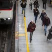 Sorpresa, indignación y chistes entre los viajeros de tren ante los nuevos 'renfecitos':  "Cuanto más compro en Renfe más alucino con el universo que tienen montado"