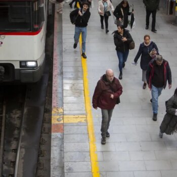 Sorpresa, indignación y chistes entre los viajeros de tren ante los nuevos 'renfecitos':  "Cuanto más compro en Renfe más alucino con el universo que tienen montado"