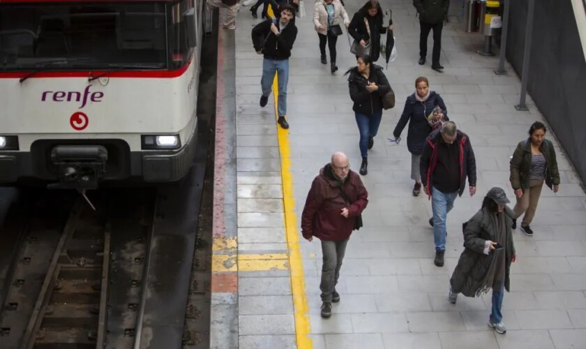 Sorpresa, indignación y chistes entre los viajeros de tren ante los nuevos 'renfecitos':  "Cuanto más compro en Renfe más alucino con el universo que tienen montado"