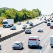 Sur la route des vacances, les jeunes Français jettent plus leurs déchets par la fenêtre que leurs aînés