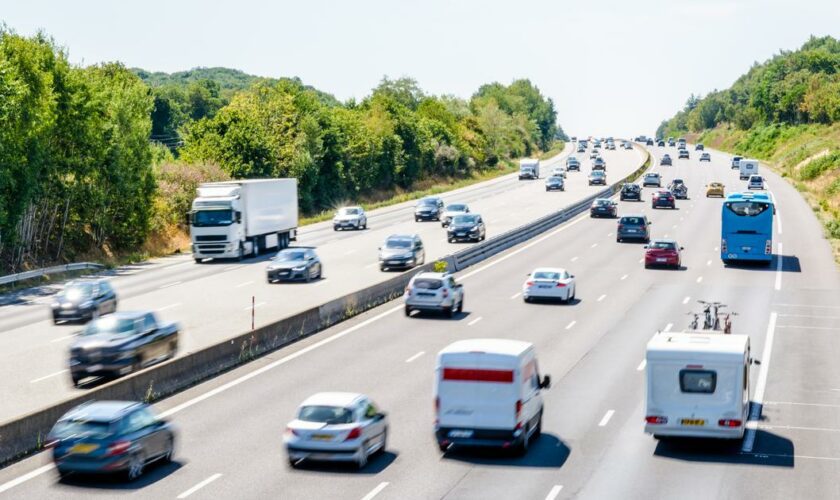 Sur la route des vacances, les jeunes Français jettent plus leurs déchets par la fenêtre que leurs aînés