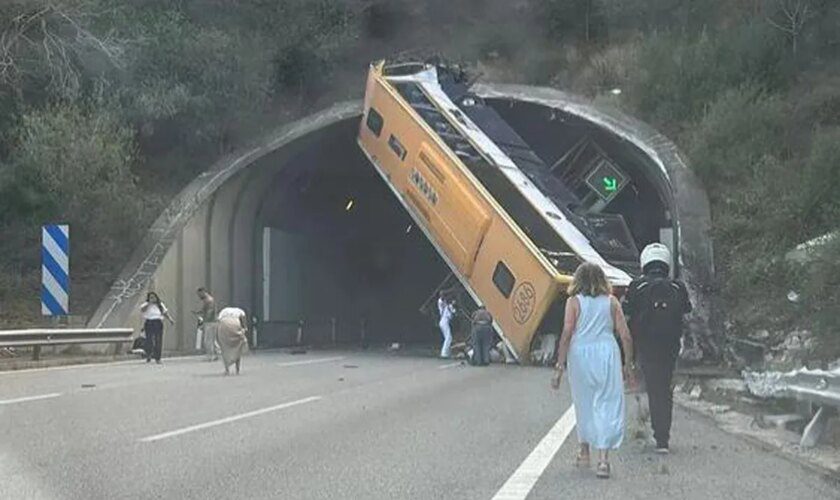 Tres heridos críticos en el accidente de un autobús de trabajadores de Inditex en Tordera (Barcelona) en la entrada de un túnel de la C-32