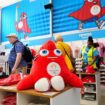 « Trop mignon » : la peluche Phryge, mascotte des JO et star des ventes à la boutique des Champs-Élysées