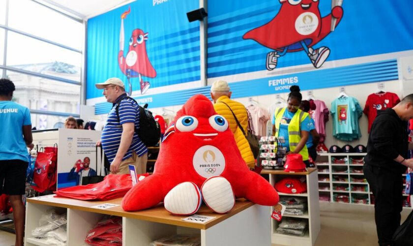 « Trop mignon » : la peluche Phryge, mascotte des JO et star des ventes à la boutique des Champs-Élysées