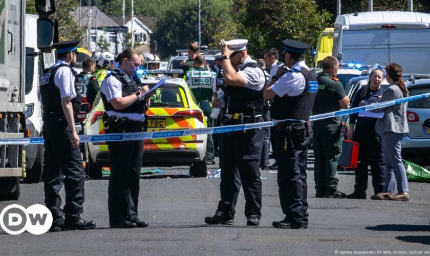 UK: Teenager arrested after knife attack, 2 children dead