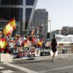 Un gran despliegue policial blinda a Begoña Gómez ante medios y manifestantes: "Ni la Infanta tuvo estos privilegios"