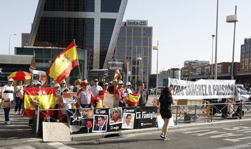 Un gran despliegue policial blinda a Begoña Gómez ante medios y manifestantes: "Ni la Infanta tuvo estos privilegios"