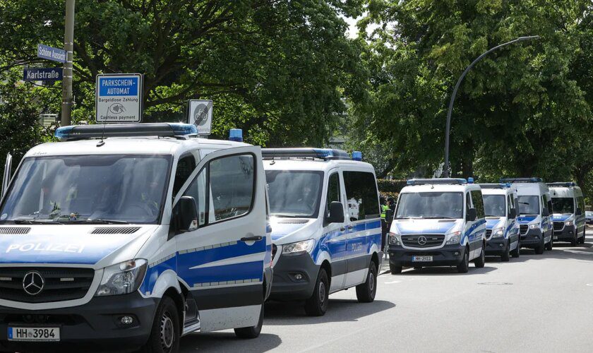 Un hombre que dice ir armado se atrinchera en un edificio con una rehén en Hamburgo