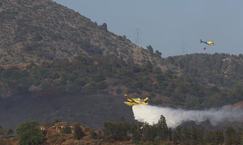 Un incendio en Casares, en la sierra de Málaga, obliga a desalojar varias viviendas