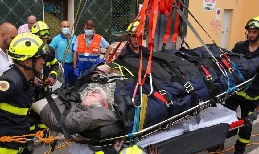 Un primer paso para José María, el gaditano con obesidad mórbida y elefantiasis: 17 bomberos para llevarlo de su casa al hospital