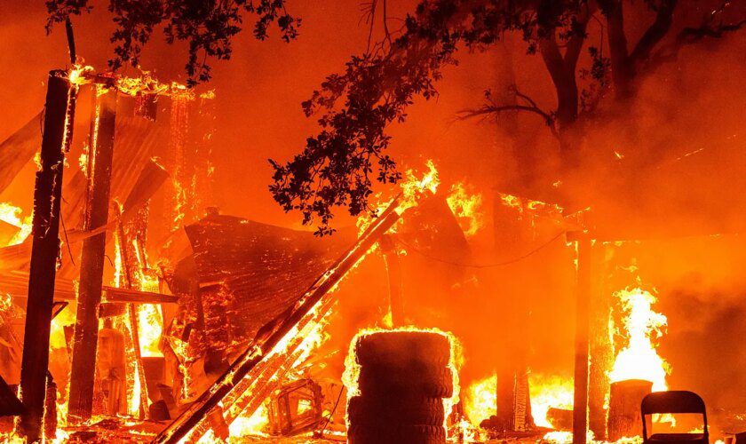 Un superincendio provocado en California destruye 134 edificios en dos días, obliga al desalojo de miles de personas y moviliza a 2.400 bomberos