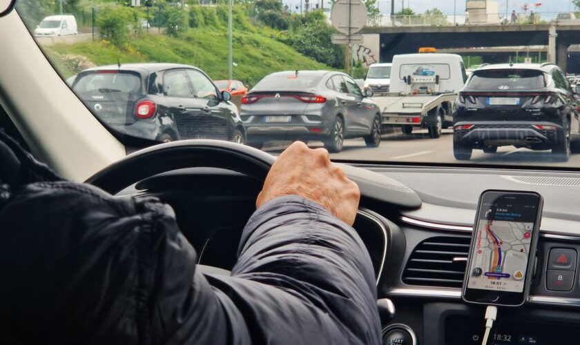 Un temps de réaction augmenté de 60 % : une étude chiffre « le fléau » du téléphone au volant