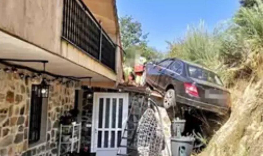 Un vehículo acaba en el tejado de una vivienda de Viladervós, Orense, tras un accidente de tráfico