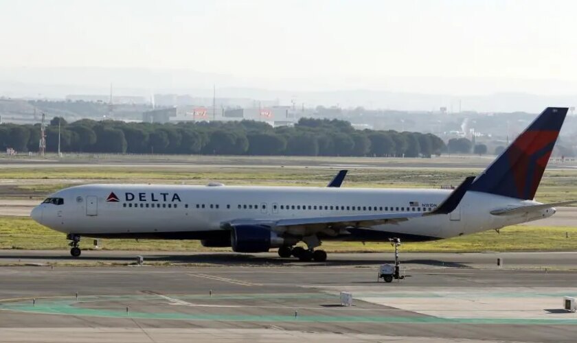 Un vuelo de Delta se desvía a Nueva York sin concluir su trayecto tras servir comida en mal estado