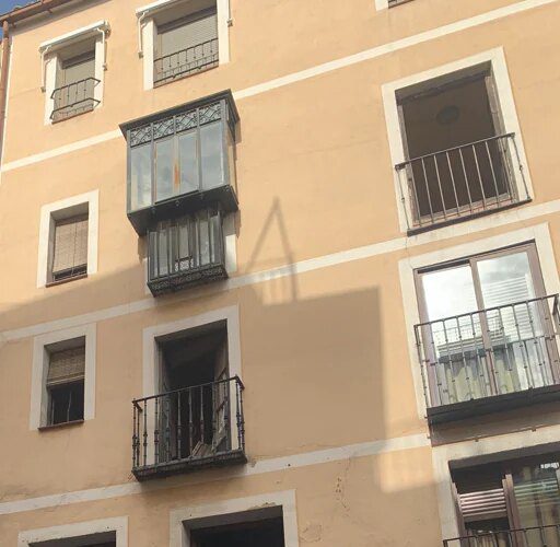 Unas velas encendidas, posible causa de un incendio que obliga a desalojar un hotel en el Casco