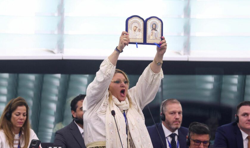 Une eurodéputée roumaine exclue du parlement européen après une réaction virulente lors d’un discours de Valérie Hayer