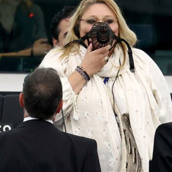 Une eurodéputée roumaine expulsée de l'hémicycle après avoir crié et exhibé une muselière