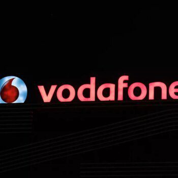 Vodafone vuelve a mejorar su oferta y encarrilla el acuerdo 'in extremis' para el ERE de 898 trabajadores