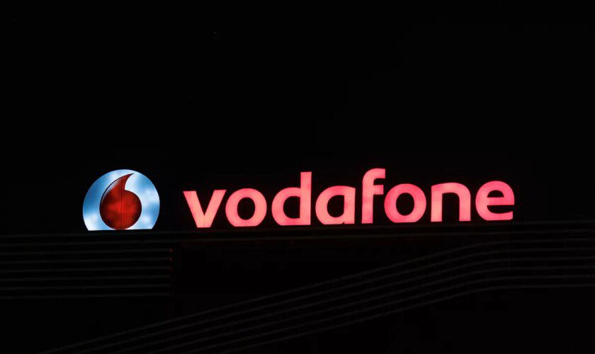 Vodafone vuelve a mejorar su oferta y encarrilla el acuerdo 'in extremis' para el ERE de 898 trabajadores