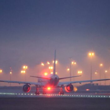 Klimastörer kleben jetzt auch nachts am Flughafen