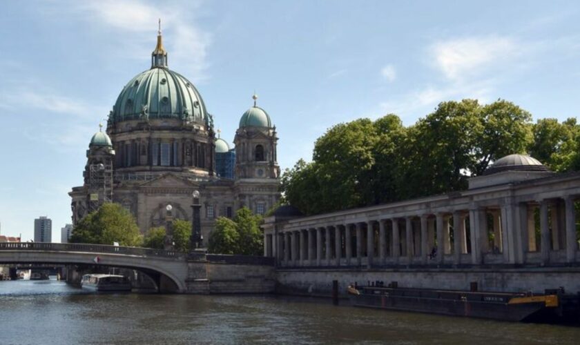 Die Kolonnaden auf der Berliner Museumsinsel bekommen im Sommer eine Bar. (Symbolbild) Foto: Sven Braun/dpa