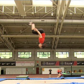 Außenministerin: Annalena Baerbock überrascht alle auf dem Trampolin