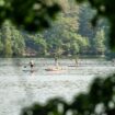 Am Berliner Schlachtensee lässt es sich am Donnerstag bei bestem Badewetter und reichlich Sonne gut aushalten. (Archivbild) Foto