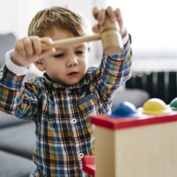 Bauklötze, Puppen, Kaufmannsladen – Diese Spielzeuge braucht Ihr Kind wirklich