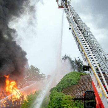 In Gereuth im Landkreis Haßberge hat vermutlich ein Blitz eine rund 2000 Quadratmeter große Lagerhalle mit Fahrzeugen in Brand g