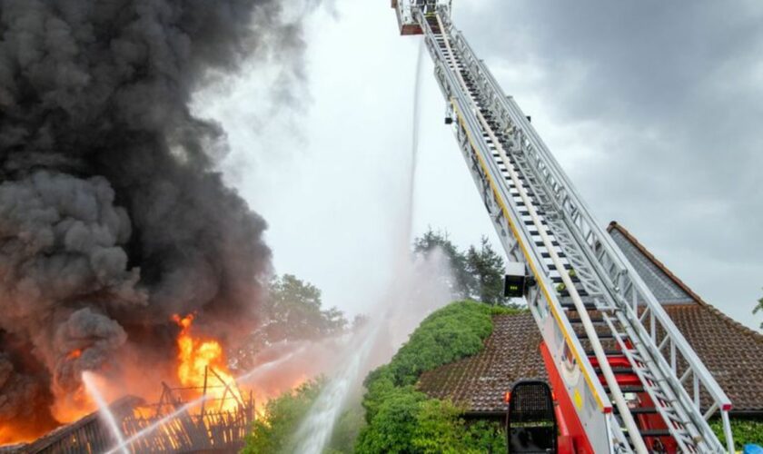 In Gereuth im Landkreis Haßberge hat vermutlich ein Blitz eine rund 2000 Quadratmeter große Lagerhalle mit Fahrzeugen in Brand g