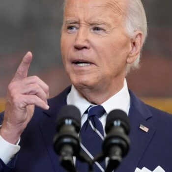 Biden sichert dem Verbündeten Unterstützung zu. Foto: Evan Vucci/AP