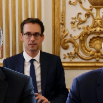 Le Premier ministre Gabriel Attal et le ministre de l'Intérieur Gérald Darmanin lors d'une réunion des membres du gouvernement démissionnaire à Matignon, le 31 juillet 2024