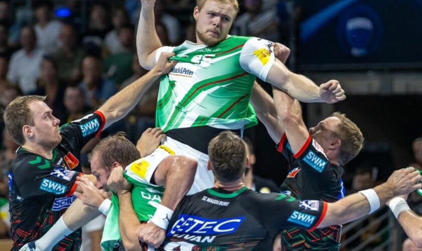 Rückraumspieler Matthes Langhoff war bester Füchse-Werfer beim Test in Lübbenau Foto: Andreas Gora/dpa