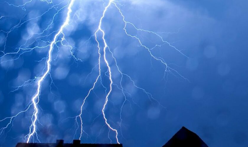 Aufgrund der großen Regenmengen kam es zu Erdrutschen und geborsteten Kanälen. (Symbolbild) Foto: Thomas Rensinghoff/dpa