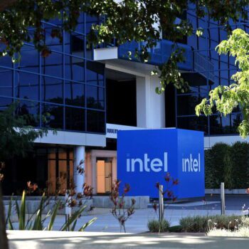 Faute d’avoir pris le train de l’IA, Intel licencie massivement et dévisse en Bourse