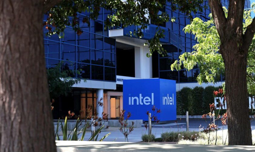 Faute d’avoir pris le train de l’IA, Intel licencie massivement et dévisse en Bourse